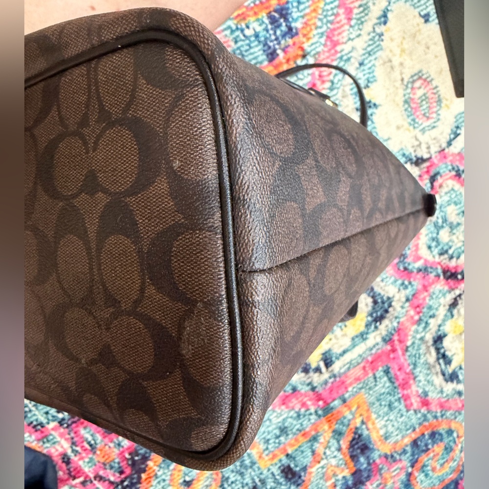 👜 Coach Gallery Tote in Brown Signature canvas with Gold Hardware - Picture 2 of 13